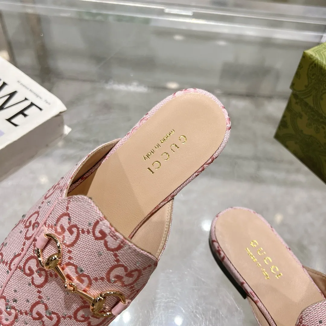 👟👟Ex-factory price 440👟👟 Burgundy G diamond (35-41) (41/42 customized) As an outstanding representative of Gucci’s design heritage, the Jordaan series horsebit loafers vividly highlight the classic elegance. This shoe is made of the brand’s iconic monogram canvas, making it a timeless classic. The material of this shoe is soft, and the silhouette is exquisite and smooth, highlighting daily elegance. Angora red GG canvas Women Light gold tone hardware Horsebit faceted crystal detail Leather sole